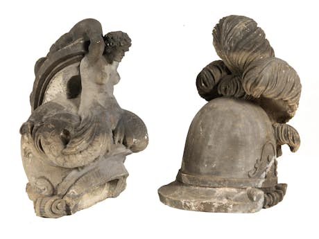 Paar Zierobjekte in Form geflügelter Helme